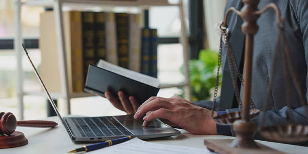¿Cuánto dura la carrera de Derecho? Presencial, en línea y ejecutiva