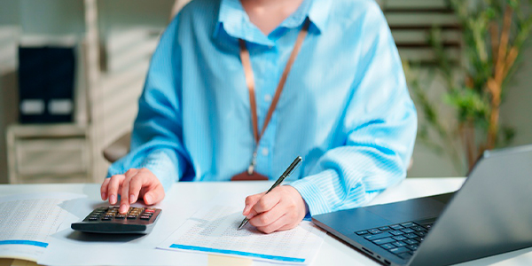Diferencia entre contaduría y finanzas y Contaduría Pública: qué cambia en el trabajo y en la carrera