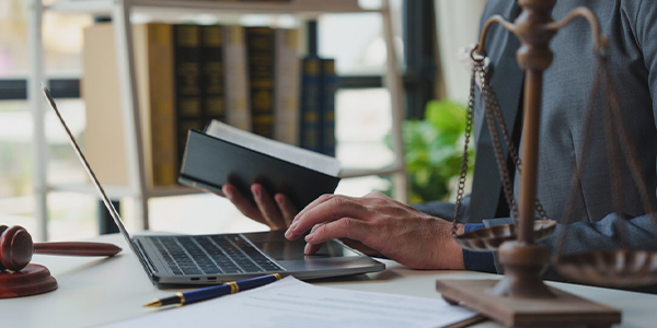 Diferencia entre abogado y licenciado en Derecho: qué dice la ley