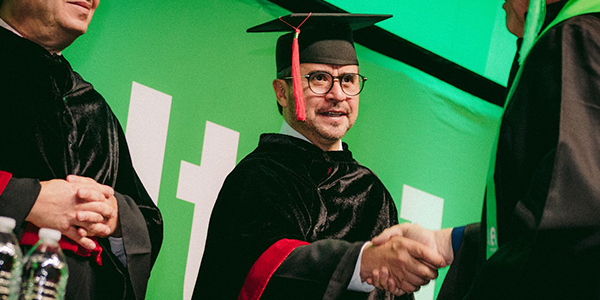 Padrino-de-Generacion-en-la-Magna-Graduacion-Utel-CDMX