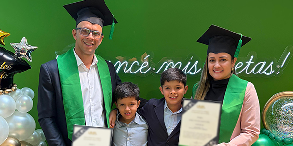 Conoce las opiniones reales sobre Universidad Utel: experiencias de estudiantes y egresados, flexibilidad para estudiar en línea, acompañamiento académico y respaldo con validez oficial SEP.