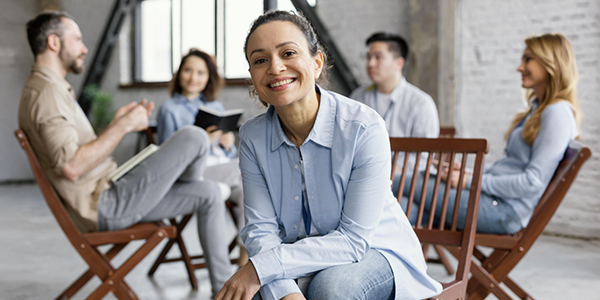 Descubre cómo el coaching organizacional mejora el clima laboral, fortalece equipos y potencia la retención de talento en las empresas.