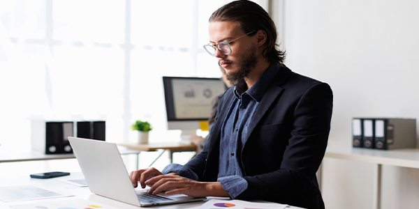Qué hace un licenciado en Negocios Internacionales y cuánto gana ¿Qué hace un licenciado en Negocios Internacionales? Puede participar en operaciones comerciales entre países: investigar mercados extranjeros, negociar con clientes y proveedores internacionales, coordinar procesos de importación y exportación y dar seguimiento al cumplimiento de las normas de comercio exterior. El perfil también puede desarrollarse en áreas como logística, comercialización y comercio exterior. Estas funciones coinciden con ocupaciones relacionadas con comercio exterior que clasifica el INEGI. En México, quienes estudiaron el campo Negocios y comercio registran un ingreso promedio de $22,628 MXN al mes, según Compara Carreras del Instituto Mexicano para la Competitividad IMCO Compara Carreras (edición 2026). La mediana es de $18,131 MXN, es decir, la mitad de las personas de este campo registra un ingreso menor y la otra mitad, uno mayor. Si ya buscaste este dato, seguro encontraste rangos muy distintos entre sí y casi nunca con una fuente clara. Este artículo utiliza al INEGI para describir las ocupaciones relacionadas con el comercio exterior y al IMCO para los datos de ingreso del campo Negocios y comercio, construidos a partir de microdatos de la ENOE. ¿Qué dicen los datos oficiales sobre esta profesión? Estos son los datos clave de IMCO Compara Carreras (edición 2026), construidos con microdatos de la Encuesta Nacional de Ocupación y Empleo (ENOE) del INEGI correspondientes al segundo, tercero y cuarto trimestre de 2025 y al primer trimestre de 2026. El dato sobre las ocupaciones relacionadas con comercio exterior proviene del Sistema Nacional de Clasificación de Ocupaciones (SINCO) 2019 del INEGI. Ingreso promedio: $22,628 MXN al mes, lugar 27 de 65 campos de licenciatura en el ranking de ingreso de IMCO. Mediana: $18,131 MXN, el ingreso que divide en dos mitades la distribución de quienes estudiaron este campo. Menores de 30 años: $18,662 MXN al mes; 30 años o más: $25,616 MXN. Tasa de ocupación: 96.3% y tasa de desempleo: 3.7%. El 21.3% trabaja en transportes y comunicaciones, el sector con mayor concentración dentro del campo. En el SINCO 2019 del INEGI, el grupo 2112 corresponde a “Profesionistas y consultores en mercadotecnia, publicidad, comunicación y comercio exterior” e incluye ocupaciones como consultor, asesor, investigador o analista en comercio exterior. ¿Qué funciones tiene un licenciado en Negocios Internacionales? Un licenciado en Negocios Internacionales puede participar en operaciones comerciales entre países: identificar oportunidades de mercado, apoyar procesos de importación y exportación, negociar con clientes o proveedores internacionales y coordinar operaciones de logística y comercio exterior. El INEGI clasifica varias de estas actividades dentro del grupo 2112 del SINCO 2019, denominado Profesionistas y consultores en mercadotecnia, publicidad, comunicación y comercio exterior. Entre las ocupaciones que incluye están consultores, asesores, investigadores y analistas en comercio exterior. (INEGI) Entre las funciones que el SINCO asigna a este grupo están: Investigar y asesorar sobre el nivel de ventas de productos o servicios para evaluar mercados potenciales. Elaborar políticas de precios y financiamiento de operaciones comerciales. Diseñar y dirigir rutas de productos considerando empaque, transporte, almacenamiento, tiempos y costos. Asesorar sobre políticas y procedimientos para la importación y exportación de bienes. El perfil de Negocios Internacionales también puede incorporar negociación comercial, logística internacional, compras y desarrollo de negocios globales. En Utel, por ejemplo, la Licenciatura en Negocios Internacionales en su programa contempla estrategias de negociación internacional, procesos de importación y exportación y logística y distribución internacional. CTA - Comunícate con un asesor de Utel En la práctica, el trabajo puede combinar el análisis de mercados con la operación: identificar oportunidades, negociar acuerdos, coordinar compras internacionales o dar seguimiento a la distribución de productos entre distintos países. Si la parte operativa es la que más te atrae, revisa también dónde estudiar Logística en línea, una carrera enfocada en mover y almacenar mercancía. ¿Cómo participa en una exportación, paso a paso? Para ver cómo se encadenan esas funciones, imagina una empresa mexicana de alimentos que quiere vender en otro país: Elige el mercado. Investiga en qué país hay demanda para el producto y qué competencia existe. Fija el precio. Suma transporte, aranceles y financiamiento para definir cuánto cobrar. Negocia. Acuerda con el comprador cantidades, plazos, forma de pago y quién paga cada tramo del envío. Revisa la regulación. Confirma los permisos, normas y documentos que pide el país de destino. Coordina el envío. Define ruta, transporte y almacenaje con el área de logística y el agente aduanal. Da seguimiento. Revisa que la mercancía llegue, que el cliente pague y qué ajustar en la siguiente venta. En una empresa grande, estos pasos se reparten entre varias áreas. En una pequeña, una sola persona puede llevar casi todos. ¿En qué sectores y puestos trabaja un licenciado en Negocios Internacionales? Quienes estudiaron el campo Negocios y comercio se concentran principalmente en cuatro sectores: transportes y comunicaciones (21.3%), comercio (20.2%), servicios profesionales, financieros y corporativos (17.9%) e industria manufacturera (17.7%), según IMCO Compara Carreras (edición 2026). Sector donde trabajan (IMCO, ed. 2026) Porcentaje Transportes y comunicaciones 21.3% Comercio 20.2% Servicios profesionales, financieros y corporativos 17.9% Industria manufacturera 17.7% Servicios diversos 4.9% Servicios sociales 4.9% Restaurantes y alojamientos 4.1% Gobierno y organismos internacionales 3.8% Por posición laboral, el 80.2% trabaja como subordinado, el 12.2% por cuenta propia y el 6.6% es empleador. En conjunto, el 18.8% trabaja por cuenta propia o como empleador. El 1.1% restante trabaja sin pago. ¿En qué áreas puede trabajar? El campo profesional es amplio. Entre las áreas relacionadas con la formación en Negocios Internacionales están: Comercio exterior: gestión de operaciones de importación y exportación y seguimiento de procesos aduaneros. Compras internacionales: búsqueda y adquisición de insumos y productos de proveedores de otros países. Desarrollo de negocios: identificación de oportunidades y comercialización de productos o servicios en mercados internacionales. Logística internacional: coordinación de la distribución física, transporte y operación de mercancías entre países. Estos son ejemplos de áreas de trabajo, no una clasificación oficial de puestos de IMCO. El ingreso puede variar según el cargo, la experiencia, la industria y otras condiciones laborales. IMCO no publica el ingreso promedio de cada puesto o área, por lo que no es posible asignar un sueldo oficial a comercio exterior, compras, desarrollo de negocios o logística por separado. ¿Cuál es el sueldo de un licenciado en Negocios Internacionales en México? En México, quienes estudiaron el campo Negocios y comercio registran un ingreso promedio de $22,628 MXN al mes, $8,458 MXN más que el promedio de la población ocupada del país, según IMCO Compara Carreras (edición 2026). El campo ocupa el lugar 27 de 65 en el ranking de ingreso. Distribución del ingreso (Negocios y comercio, IMCO ed. 2026) Al mes El 25% registra menos de $12,637 MXN Mediana $18,131 MXN Promedio $22,628 MXN El 25% registra más de $27,889 MXN El IMCO sitúa el ingreso promedio de la población ocupada en México en $14,170 MXN al mes. ¿Por qué Negocios y comercio? IMCO no tiene un campo llamado “Negocios Internacionales”. Para esta guía, el campo de referencia es Negocios y comercio, que es el que utilizamos para presentar los datos de ingreso y otros indicadores laborales relacionados con esta formación. Por eso, estas cifras describen al conjunto de personas que estudiaron ese campo y no un sueldo específico para todos los licenciados en Negocios Internacionales. ¿Cuánto gana un recién egresado de Negocios Internacionales? IMCO no publica el ingreso por años de experiencia ni un sueldo específico para recién egresados. La aproximación más cercana es la edad. Según IMCO Compara Carreras (edición 2026), quienes estudiaron el campo Negocios y comercio y tienen menos de 30 años registran un ingreso promedio de $18,662 MXN al mes; entre quienes tienen 30 años o más, el promedio es de $25,616 MXN. La diferencia entre ambos grupos es de $6,954 MXN mensuales. El grupo de menores de 30 años no equivale exclusivamente a recién egresados: también incluye personas que ya tienen experiencia laboral. Por eso, estos datos sirven como referencia de edad, no como un sueldo de entrada. ¿Qué hace que un licenciado en Negocios Internacionales gane más? IMCO publica promedios para distintos grupos, no identifica las causas de las diferencias de ingreso. Entre quienes estudiaron Negocios y comercio, los datos de la edición 2026 muestran estas diferencias: Empleo formal: $23,790 MXN al mes, frente a $16,731 MXN en el empleo informal. Posgrado: $24,439 MXN al mes, un 9.5% más que el promedio del campo para quienes cuentan con licenciatura. El 9.1% de quienes estudiaron este campo tiene posgrado. Estas cifras muestran diferencias de ingreso entre grupos. No significan que la formalidad, la edad o el posgrado, por sí solos, determinen cuánto gana una persona, ya que también intervienen factores como el puesto, la experiencia, el sector y la región. ¿Vale la pena estudiar Negocios Internacionales? Los datos de IMCO permiten dimensionar el campo Negocios y comercio, que utilizamos como referencia para la licenciatura en Negocios Internacionales. En su edición 2026 registra: Tasa de ocupación: 96.3% y tasa de desempleo: 3.7%. Tasa de informalidad: 21.3%. Probabilidad de obtener un empleo de calidad: 77.4%. El 45.8% trabaja en algo relacionado con lo que estudió. Visto al revés, el 54.2% trabaja en algo que IMCO no clasifica como relacionado con lo que estudió; es un cálculo a partir del 45.8% reportado por el instituto. Esto no significa necesariamente que esas personas no utilicen conocimientos de su formación, sino que su ocupación no está clasificada como relacionada con el campo de estudio. Si estudias Negocios Internacionales, puedes orientar tu perfil hacia áreas como comercio exterior, compras internacionales, logística o desarrollo de negocios, según el tipo de trabajo que te interese buscar. ¿Todavía no sabes si Negocios Internacionales es para ti? El test vocacional de Utel identifica tus intereses y aptitudes, y te muestra carreras afines a tu perfil. CTA - Haz el test vocacional ¿Qué perfil necesitas para estudiar Negocios Internacionales? Te va a resultar más natural si te identificas con estos rasgos, que la ficha de la licenciatura de Utel describe como ventajas para empezar, no como requisitos: Interés por cómo operan los negocios entre países. Pensamiento estratégico: ver cómo una decisión de negocio afecta a una empresa y a su mercado. Gusto por analizar datos económicos y comerciales, y por negociar. Apertura para trabajar con personas de otras culturas y adaptarte a entornos distintos. ¿Te piden inglés para entrar a la carrera y para trabajar en ella? Para inscribirte, depende de cada universidad. En la ficha de la licenciatura de Utel, los requisitos de ingreso son documentos como identificación oficial, acta de nacimiento, CURP y certificado de bachillerato, y no incluyen un certificado de inglés. En el trabajo es otra historia: negociar con clientes y proveedores de otros países implica comunicarte en otro idioma, con frecuencia en inglés. ¿Dónde estudiar Negocios Internacionales con validez oficial? Busca un programa con Reconocimiento de Validez Oficial de Estudios (RVOE) de la Secretaría de Educación Pública (SEP). El RVOE es el registro que da validez oficial a un programa de una institución particular en México, sin importar si es en línea o presencial. Puedes consultarlo en SIRVOES, el sistema de consulta de la SEP. Si es la primera vez que lo haces, esta guía explica qué es el RVOE y cómo verificarlo. Si ya elegiste la carrera y estás comparando universidades, revisa la guía sobre dónde estudiar Negocios Internacionales en línea. Estos son los datos de la Licenciatura en Negocios Internacionales de Utel, según su ficha oficial: Modalidades: en línea, ejecutiva o híbrida. Duración: 26, 34 o 44 meses, según cuántas materias lleves a la vez. Validez oficial: "Plan de estudios con número de acuerdo de RVOE 20231346, de fecha 18 de mayo de 2023, modalidad No escolarizada, emitido por la Dirección de Instituciones Particulares de Educación Superior, adscrito a la Secretaría de Educación Pública. Este plan de estudios se encuentra incorporado al Sistema Educativo Nacional." El número también aparece en el listado de programas con RVOE de Utel. ¿Te preocupa cuánto costaría estudiarla? Puedes acceder a becas que pueden ir del 60% al 75%, dependiendo de la temporada y condiciones vigentes. CTA - Calcula tu beca para Negocios Internacionales En resumen: qué hace y cuánto gana un licenciado en Negocios Internacionales Un licenciado en Negocios Internacionales puede participar en operaciones comerciales entre países: investigar mercados, identificar oportunidades de compra o venta, negociar con clientes y proveedores y coordinar procesos de importación, exportación y logística. En México, el campo Negocios y comercio, que IMCO utilizamos como referencia para esta licenciatura, registra un ingreso promedio de $22,628 MXN al mes, con una mediana de $18,131 MXN, según IMCO Compara Carreras (edición 2026). IMCO no tiene un campo llamado “Negocios Internacionales”. Dentro de los datos de IMCO, el ingreso promedio presenta diferencias según el grupo: $25,616 MXN entre quienes tienen 30 años o más, $23,790 MXN en el empleo formal y $24,439 MXN entre quienes cuentan con posgrado. Estos datos muestran diferencias entre grupos y no permiten atribuir el ingreso a una sola característica. ¿Quieres saber si la Licenciatura en Negocios Internacionales encaja con tu plan? Resuelve tus dudas sobre admisión, modalidades y duración antes de decidir. CTA - Comunícate con un asesor de Utel Preguntas frecuentes sobre el trabajo en Negocios Internacionales ¿Qué hace un licenciado en Negocios Internacionales en una empresa? Puede participar en operaciones comerciales entre países: investigar mercados, identificar oportunidades de compra o venta, negociar con clientes y proveedores internacionales y coordinar procesos de importación, exportación y logística. El tipo de funciones depende del puesto y del plan de estudios de cada universidad. ¿Por qué no coinciden el sueldo promedio y la mediana en Negocios Internacionales? Porque el promedio y la mediana se calculan de forma distinta. En México, el campo Negocios y comercio registra un ingreso promedio de $22,628 MXN al mes y una mediana de $18,131 MXN, según IMCO Compara Carreras (edición 2026), con datos de la ENOE del INEGI. El promedio puede ser mayor cuando los ingresos más altos elevan la media. IMCO no tiene un campo llamado Negocios Internacionales; Negocios y comercio es el campo que utilizamos como referencia. ¿Un licenciado en Negocios Internacionales puede trabajar en aduanas? Puede trabajar en áreas de comercio exterior, agencias aduanales y otras actividades relacionadas con importaciones y exportaciones. El INEGI clasifica a los tramitadores aduanales en el grupo 2513 del SINCO 2019; entre sus funciones están tramitar documentación para importaciones y exportaciones y comprobar el cumplimiento de permisos y otros requisitos. Esto describe una ocupación específica y no significa que todo licenciado en Negocios Internacionales sea automáticamente tramitador o agente aduanal. Según IMCO (edición 2026), el 21.3% de quienes estudiaron Negocios y comercio trabaja en transportes y comunicaciones, el sector con mayor concentración del campo. ¿Negocios Internacionales y Comercio Internacional son lo mismo? No necesariamente. Son nombres de programas que pueden compartir contenidos, pero el alcance depende del plan de estudios de cada universidad. En general, Comercio Internacional suele concentrarse más en operaciones de importación, exportación, aduanas y logística, mientras que Negocios Internacionales puede incorporar además mercados internacionales, negociación y estrategia comercial. Para comparar dos programas, lo importante es revisar las materias y el perfil de egreso de cada uno. ¿Es difícil encontrar trabajo en Negocios Internacionales? En el campo Negocios y comercio, la tasa de desempleo es de 3.7% y la tasa de ocupación, de 96.3%, según IMCO (edición 2026). Además, el 45.8% trabaja en algo relacionado con lo que estudió. Estos datos describen al campo completo de Negocios y comercio, no exclusivamente a quienes tienen el título de Negocios Internacionales. ¿Cuántas personas estudiaron Negocios y comercio en México? Según IMCO (edición 2026), 410,437 personas en México estudiaron el campo Negocios y comercio, equivalente al 2.5% de las personas con carrera. Actualmente hay 177,407 estudiantes inscritos y el último ciclo escolar registró 30,395 nuevos egresados al mercado laboral.